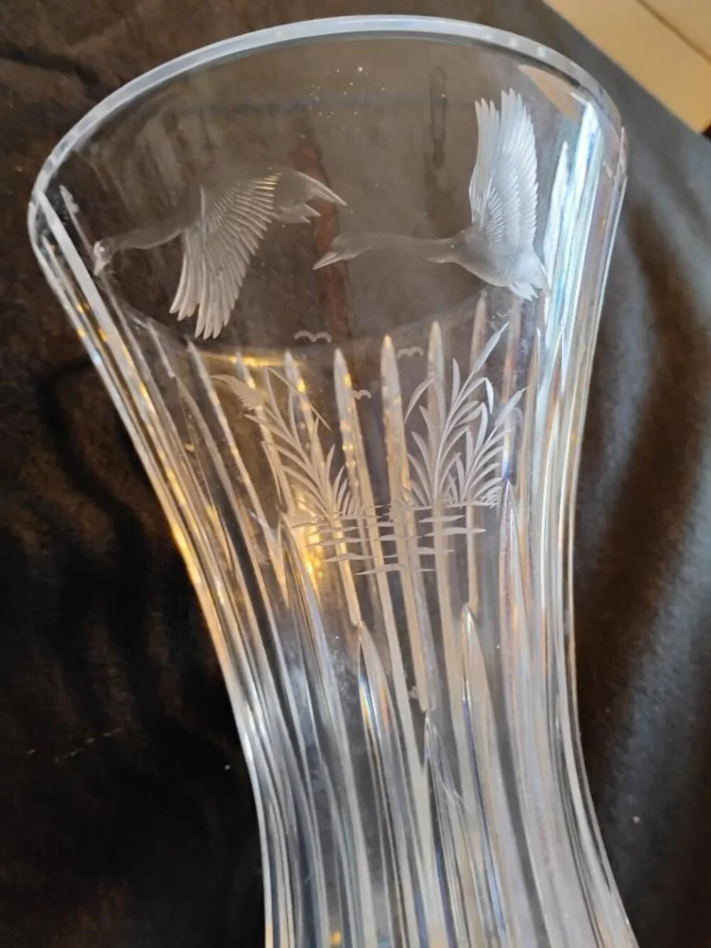 Ribbed crystal glass vase with swan etching